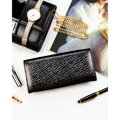 Duży, czarny portfel damski zamykany na zatrzask, pokryty subtelnym wzorem na klapce - Peterson