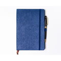Notes w formacie A5 w granatowym kolorze, wyposażony w gumkę zamykającą - Peterson