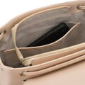 Beżowy, niewielki plecak damski ze skóry ekologicznej wyposażony w nóżki ochronne - Rovicky