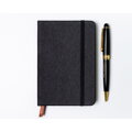 Czarny notes w formacie A6 zadrukowany w kropki, wyposażony w gumkę zamykającą - Peterson