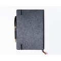 Notes w formacie A5 w szarym kolorze, wyposażony w gumkę zamykającą - Peterson