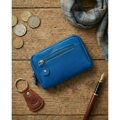 Skórzane, dwukomorowe etui na klucze w niebieskim kolorze zamykane suwakiem
