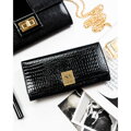 Duży, czarny portfel damski ze skóry naturalnej we wzór imitujący skórę krokodyla - Rovicky