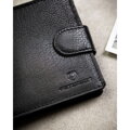 Poziomy, duży portfel męski ze skóry naturalnej w czarnym kolorze zamykany na zatrzask, w zestawie z brelokiem - Peterson