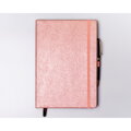 Notes w formacie B5 w różowym kolorze, zadrukowany w kropki i wyposażony w gumkę zamykającą - Peterson
