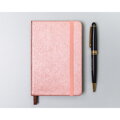 Notes w formacie A6 w różowym kolorze, zadrukowany w linie i wyposażony w gumkę zamykającą - Peterson