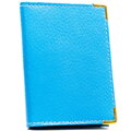 Skórzane, błękitne etui na karty w orientacji pionowej