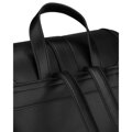 Czarny, niewielki plecak damski ze skóry ekologicznej wyposażony w nóżki ochronne - Rovicky