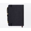 Czarny notes w formacie B6 zadrukowany w linie, wyposażony w gumkę zamykającą - Peterson