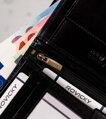 Elegantná pánska kožená peňaženka s červeným akcentom – Rovicky