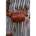 Malá kožená crossbody ľadvinka Peterson v hnedom odtieni