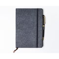Notes w formacie A5 w szarym kolorze, wyposażony w gumkę zamykającą - Peterson