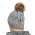 Ciepła czapka damska z futrzanym pomponem szara - Peterson