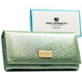 Duży, jasnozielony portfel damski zamykany na zatrzask, pokryty subtelnym wzorem na klapce - Peterson