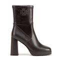 Damskie botki na wysokim słupku z monogramem brązowe 99-D-512-4