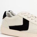 Zamszowe sneakersy z kontrastowymi wstawkami z ekoskóry beżowo - czarne 100-D-351-9
