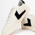 Zamszowe sneakersy z kontrastowymi wstawkami z ekoskóry beżowo - czarne 100-D-351-9