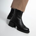 Damskie botki skórzane z monogramem czarne 99-D-500-1