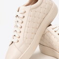 Damskie sneakersy skórzane z pikowaną cholewką kremowe 99-D-508-0