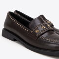 Damskie loafersy skórzane z ozdobnymi nitami brązowe 99-D-959-4