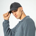 Czapka z daszkiem i naszywką czarna 99-H-002-1