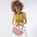 Damska saddle bag z groszkowanej skóry różowa 29-4E-022-P