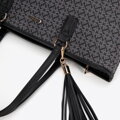 Dámska shopper kabelka so strapcom a monogramom čierna 99-4Y-505-1