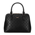 Dámska shopper kabelka s reliéfnym monogramom na prednej strane čierna 99-4Y-233-1
