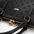 Dámska shopper kabelka s reliéfnym monogramom na prednej strane čierna 99-4Y-233-1