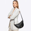 Damska torebka crossbody na szerokim pasku czarna 100-4Y-421-1