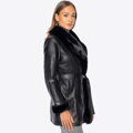 Damski płaszcz z ekoskóry z futerkowymi detalami czarny 101-9P-102-1