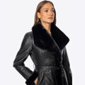 Damski płaszcz z ekoskóry z futerkowymi detalami czarny 101-9P-102-1