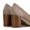Damskie czółenka ze skóry zamszowej na słupku beżowe 102-D-102-9