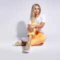 Dámske textilné tenisky na klinovom podpätku béžovo-biele 95-D-657-9