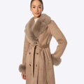 Dwurzędowy damski płaszcz z futrzanym kołnierzem beżowy 101-9W-001-9