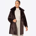 Dámsky hnedý krátky kabát z umelej kožušiny voľného oversize strihu 101-9W-201-4