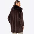 Dámsky hnedý krátky kabát z umelej kožušiny voľného oversize strihu 101-9W-201-4