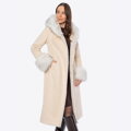 Płaszcz damski z kołnierzem i mankietami ze sztucznego futra kremowy 101-9W-002-0