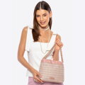 Pleciona torebka crossbody z łańcuszkami różowa 100-4Y-427-P