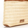Pleciona torebka crossbody z łańcuszkami beżowo - brązowa 100-4Y-427-95