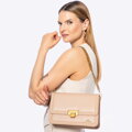 Skórzana torebka crossbody z łańcuszkiem beżowa 100-4E-206-9
