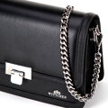 Skórzana torebka crossbody z łańcuszkiem czarno - srebrna 100-4E-206-1S
