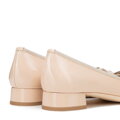Skórzane lakierowane czółenka na niskim obcasie beżowe 102-D-103-0