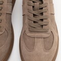Sneakersy męskie ze skóry zamszowej ciemny beż 100-M-500-9