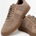 Sneakersy męskie ze skóry zamszowej ciemny beż 100-M-500-9