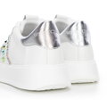 Sneakersy z imitacji skóry z ozdobami biało - srebrne 100-DP-500-G