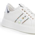 Sneakersy z imitacji skóry z ozdobami biało - srebrne 100-DP-500-G