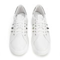 Sneakersy z imitacji skóry z ozdobami biało - srebrne 100-DP-500-G
