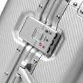 Średnia walizka z aluminium na kółkach srebrna 56-3H-102-12M