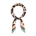 Damska apaszka z jedwabiu w zwierzęcy wzór safari kremowo - brązowa 103-7D-S04-X28